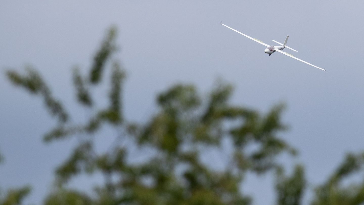 Der Pilot war mit dem Segelflugzeug zu einem einstündigen Rundflug aufgebrochen. (Symbolbild) Foto: Friso Gentsch/dpa