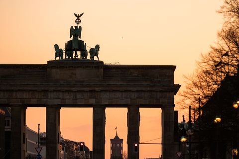Das Brandenburger Tor soll zu einem zentralen Ort werden, wenn Berlin Olympia bekommt. (Archivbild) Foto: Christophe Gateau/dpa