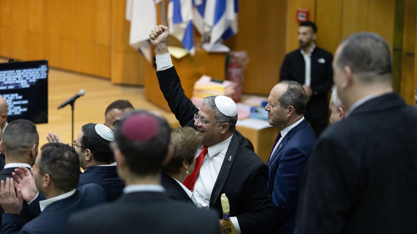 Israels rechtsextremer Polizeiminister Itamar Ben-Gvir feiert im Parlament die Verabschiedung des umstrittenen Gesetzes zur Einf
