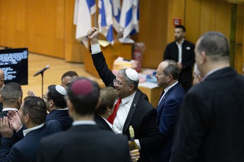 Israels rechtsextremer Polizeiminister Itamar Ben-Gvir feiert im Parlament die Verabschiedung des umstrittenen Gesetzes zur Einf