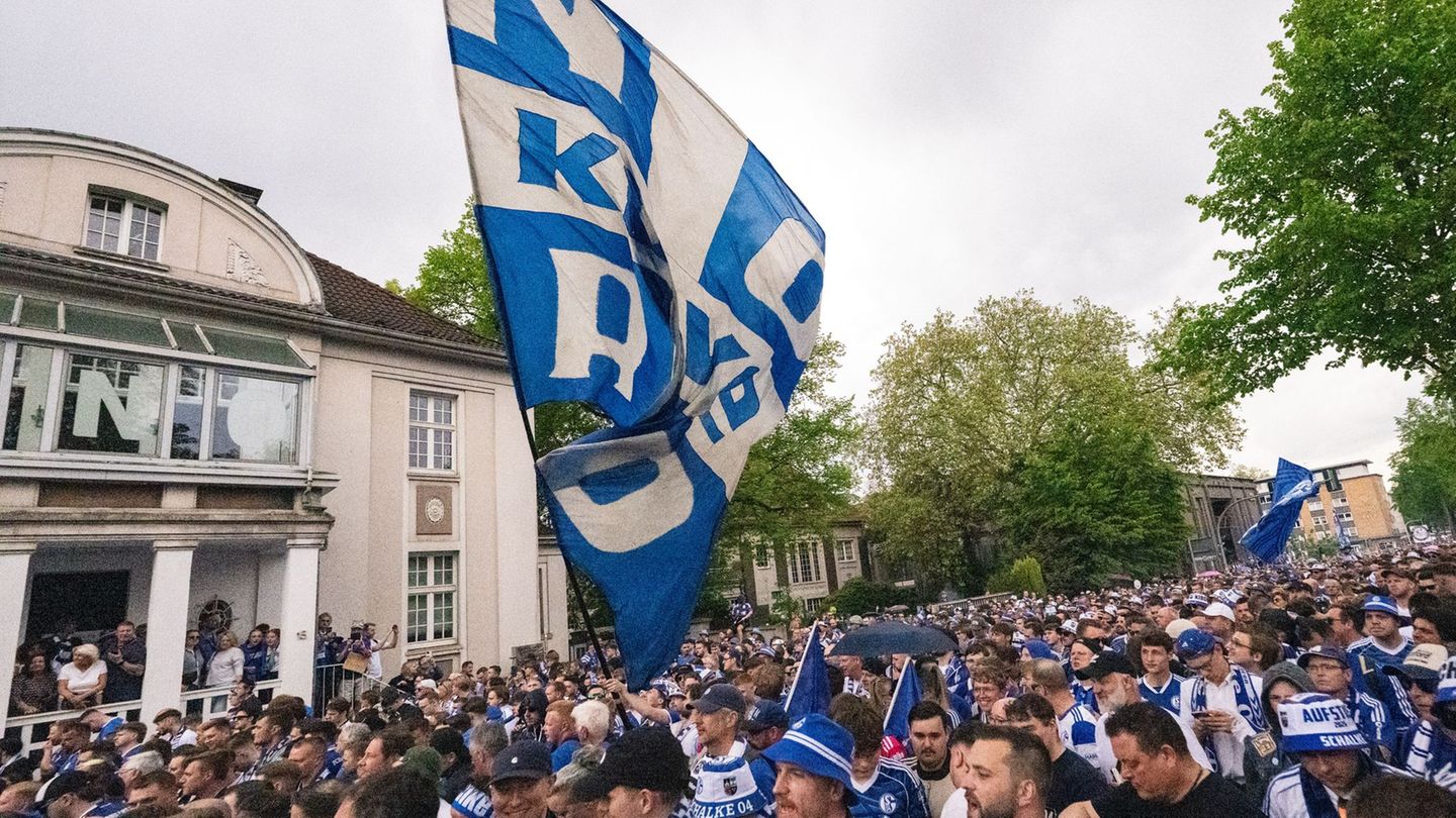 Der Fanmarsch mit zehntausenden Anhänger verlief friedlich. Foto: Benjamin Westhoff/dpa
