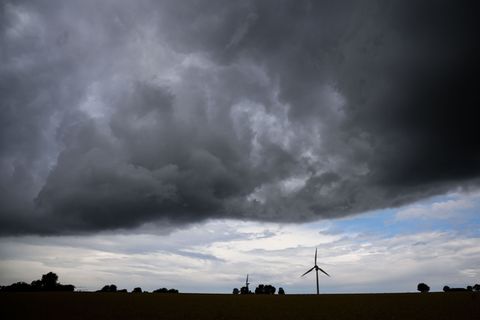 In Niedersachsen zieht in den kommenden Tagen vielerorts Gewitter auf. (Symbolbild) Foto: Julian Stratenschulte/dpa