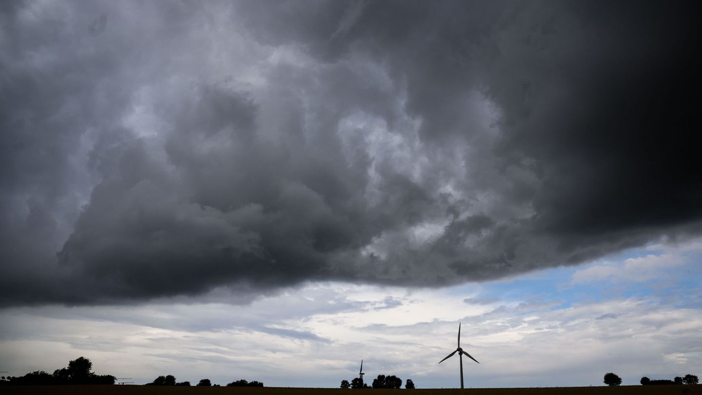 In Niedersachsen zieht in den kommenden Tagen vielerorts Gewitter auf. (Symbolbild) Foto: Julian Stratenschulte/dpa