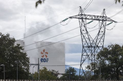 Der Rückbau des stillgelegten französischen Atomkraftwerks Fessenheim nahe der deutschen Grenze soll demnächst beginnen (Archivb