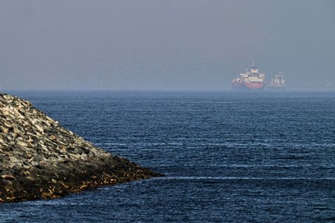 Wann normalisiert sich der Öltransport durch die Meeresenge? Foto: Fatima Shbair/AP/dpa