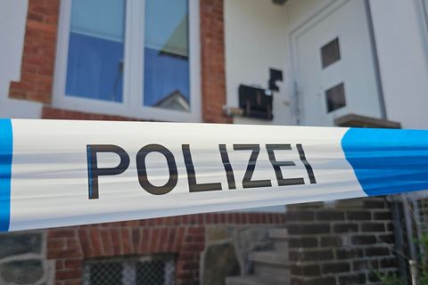 In einem Haus im Ortsteil Steinbergen in Rinteln fand eine Tochter die leblosen Körper ihrer Mutter und deren Lebensgefährten. F