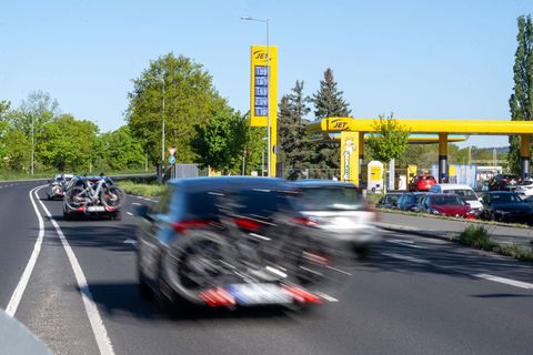 Preisunterschiede je nach Tankstelle sind laut Kartellamt momentan sehr stark (Archivbild) Foto: Pia Bayer/dpa