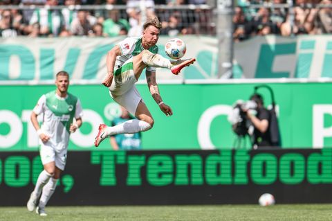 Voller Einsatz im Derby: Fürths Felix Klaus nimmt den Ball artistisch in der Luft an. Foto: Daniel Löb/dpa