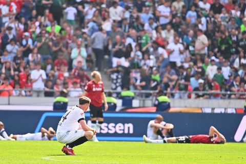 Große Enttäuschung nach dem Schlusspfiff in Hannover. Foto: Swen Pförtner/dpa
