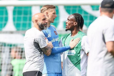 Emotionen nach dem Derby: Nürnbergs Torwart Jan Reichert und Fürths Torschütze Noel Futkeu im Disput. Foto: Daniel Löb/dpa