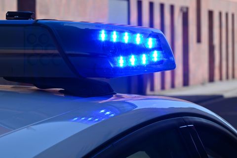 Schreckmoment für einen Autofahrer: Ein Mann trat vor sein Auto und zielt mit einem waffenähnlichen Gegenstand auf ihn. (Symbolb