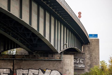 Die A59-Brücke in Duisburg ist marode - doch über den geplanten Um- und Neubau von Brücke und Autobahn tobt heftiger Streit Foto