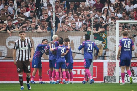 Die Mainzer bejubeln den Treffer zum 1:0 in Hamburg. Foto: Christian Charisius/dpa
