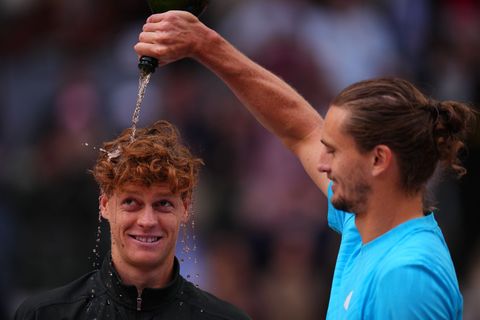 Zverev begießt Sinner mit Champagner. Foto: Manu Fernandez/AP/dpa