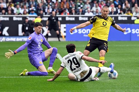 BVB-Torwart Gregor Kobel (l) und Waldemat Anton (r) im Duell mit Gladbachs Joe Scally. Foto: Federico Gambarini/dpa