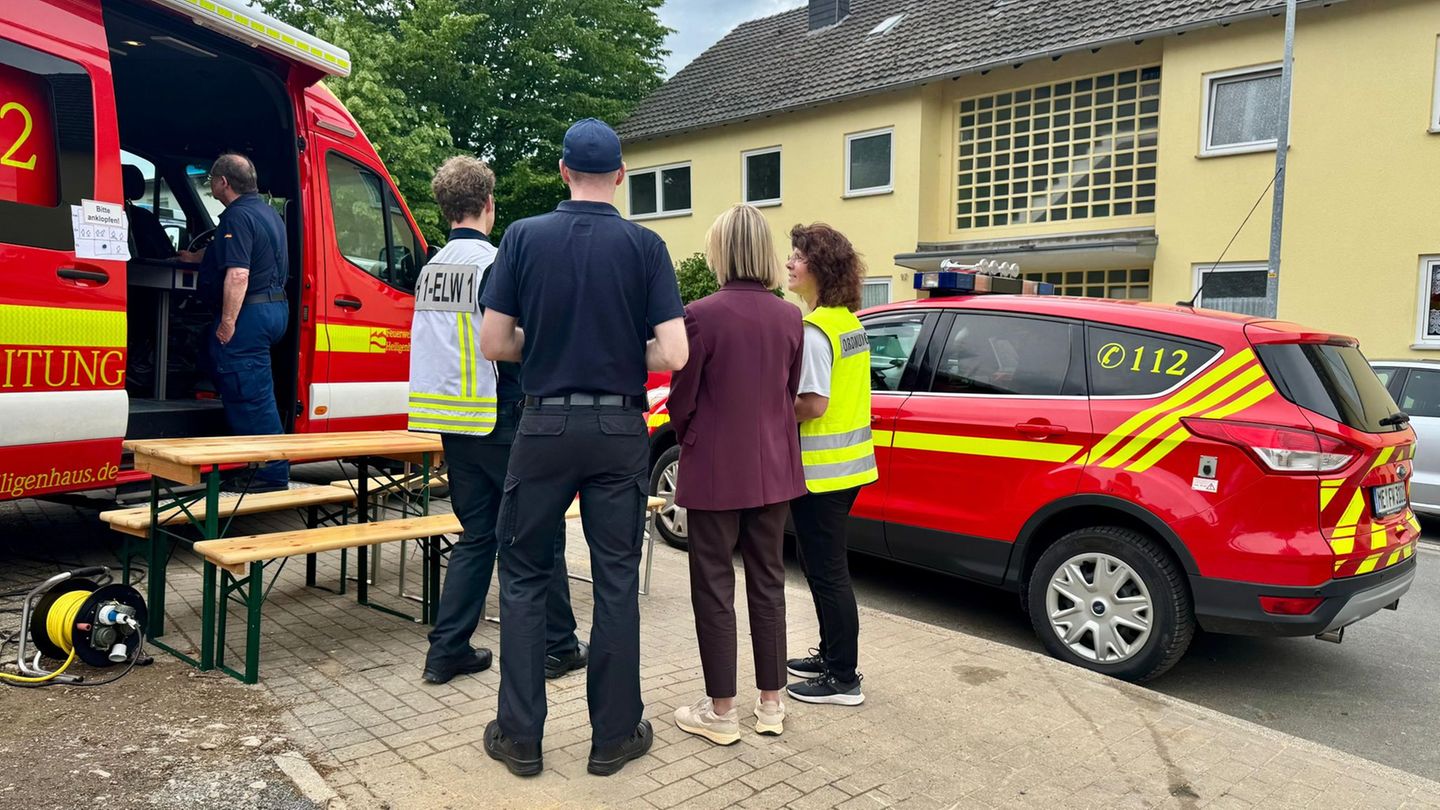 Nach einem Deckeneinsturz in Kettwig mussten fünf Wohnhäuser geräumt werden. Foto: -/Feuerwehr Heiligenhaus/dpa