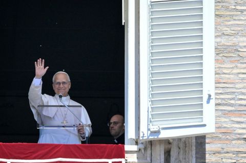 Papst Leo XIV. grüßt Gläubige