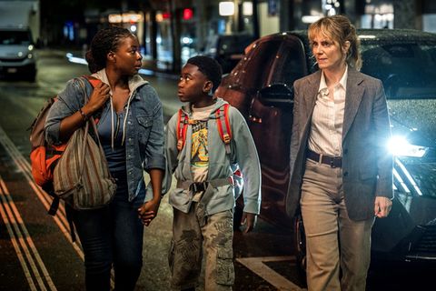 Mit der Geschichte um Moya Alemu (Nambitha Ben-Mazwi, links) und ihren Sohn Yaro Alemu (André Nkot Olinga) rückte der Zürich-"Tatort: Könige der Nacht" mit Kommissarin Isabelle Grandjean (Anna Pieri Zuercher) auch das Schicksal von illegal in der Schweiz lebenden Migranten in den Fokus.