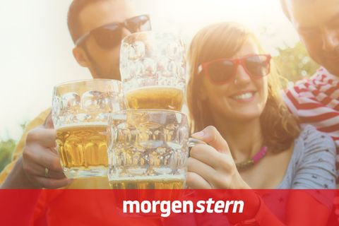 Alkohol: Drei Freunde trinken ein Bier