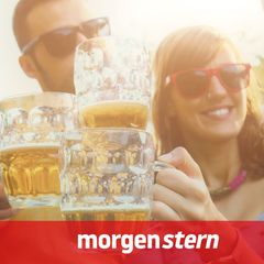 Alkohol: Drei Freunde trinken ein Bier