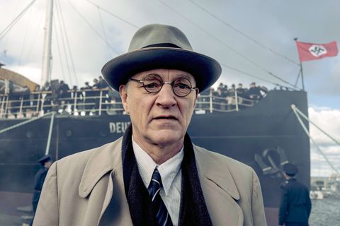 Abraham Stiller (Ville Virtanen), eine zentrale Stimme der jüdischen Gemeinde Finnlands, wollte Juden im mit dem Dritten Reich kooperierenden Finnland helfen. Doch hat er sie stattdessen ans Messer geliefert? Das finnische Historiendrama "Nie allein" untersucht diesen wahren Fall.