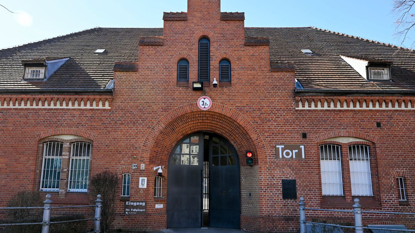 Beim Frühlingsbasar der JVA Tegel gibt es ein breites Angebot. (Archivbild) Foto: Jens Kalaene/dpa