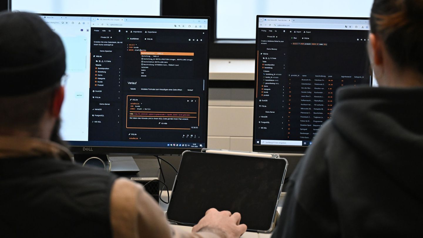 Zwei Berufsschüler an der Karl Kübel Schule in Bensheim überprüfen mit Hilfe von KI einen Programmcode. Foto: Michael Brandt/dpa