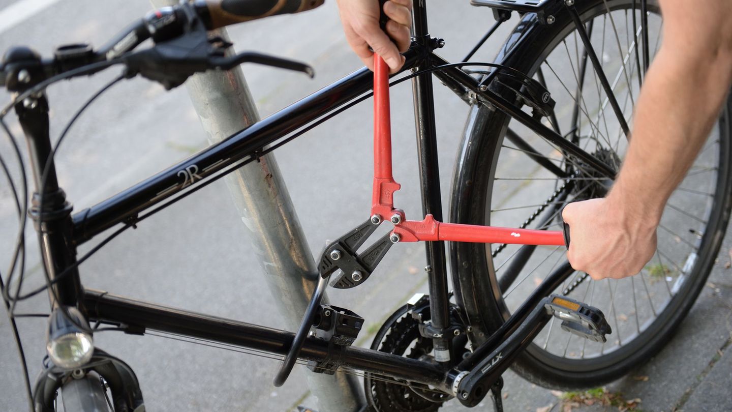 Die Zahl der Fahrraddiebstähle in Sachsen sinkt – doch der Schaden bleibt hoch. (Symbolbild) Foto: Andreas Gebert/dpa