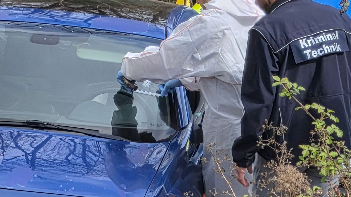 Sie sammeln Spuren am Tatort: Kriminaltechniker - auch Forensiker genannt. (Symbolbild) Foto: Kevin Schößler/dpa