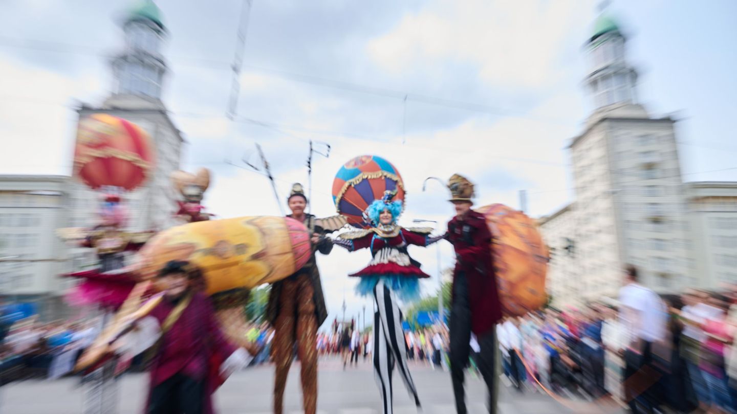 Beim Karneval der Kulturen wird gefeiert – und erstmals um Spenden gebeten. (Archivbild) Foto: Annette Riedl/dpa