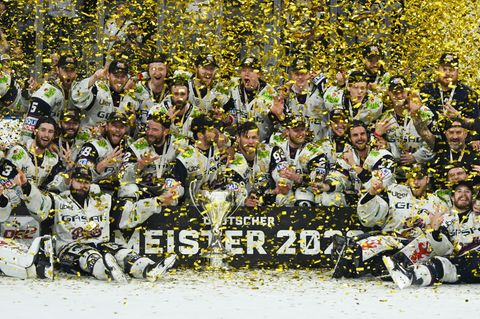 Die Eisbären jubeln über ihren zwölften DEL-Titel - mittendrin Marcel Noebels. Foto: Florian Wiegand/dpa