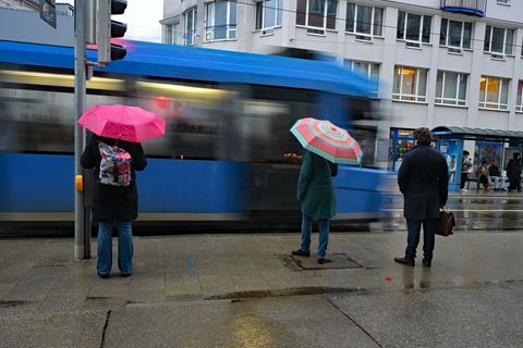 Vielerorts kann es in Bayern zum Wochenstart nass werden. (Symbolbild) Foto: Malin Wunderlich/dpa