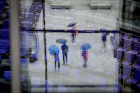 In den nächsten Tagen sollte man den Regenschirm nicht zu Hause lassen- Schauer und Gewitter sind vom DWD angekündigt. (Symbolbi