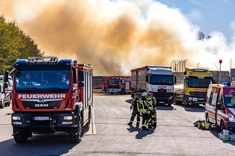 Feuerwehrleute löschten die Flammen auf der Deponie in Weißenfels. Foto: Frank Hammerschmidt/dpa