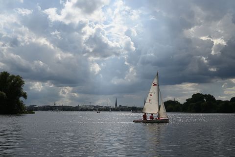 Der Wochenanfang bringt viele Wolken und kühlere Temperaturen mit sich. (Symbolbild) Foto: David Hammersen/dpa
