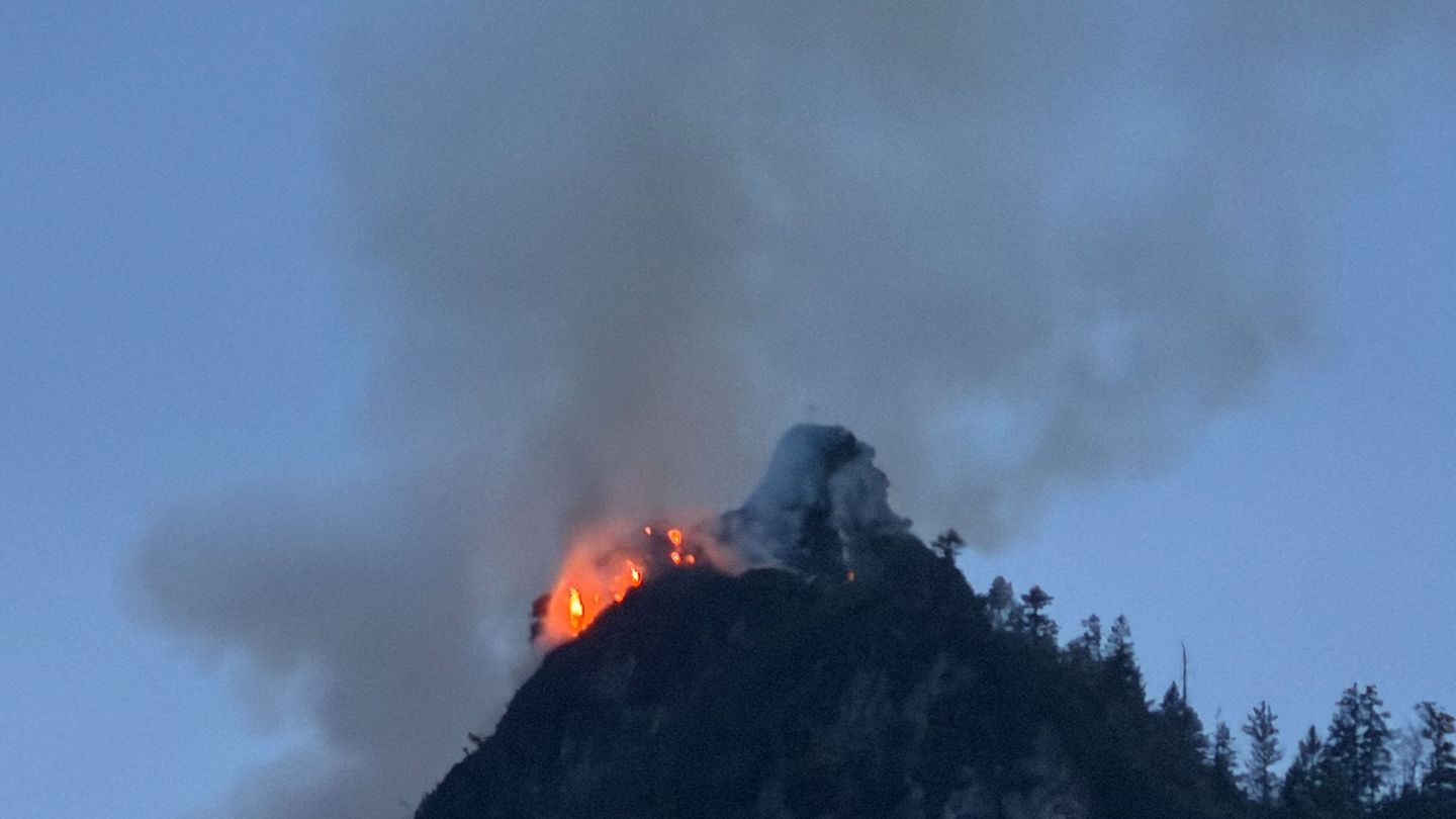 Feuerwehreinsatz: Waldbrand am Saurüsselkopf – So geht es weiter