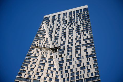 Die Drohne traf ein Hochhaus mit Luxuswohnungen in Moskau. Foto: Uncredited/AP/dpa