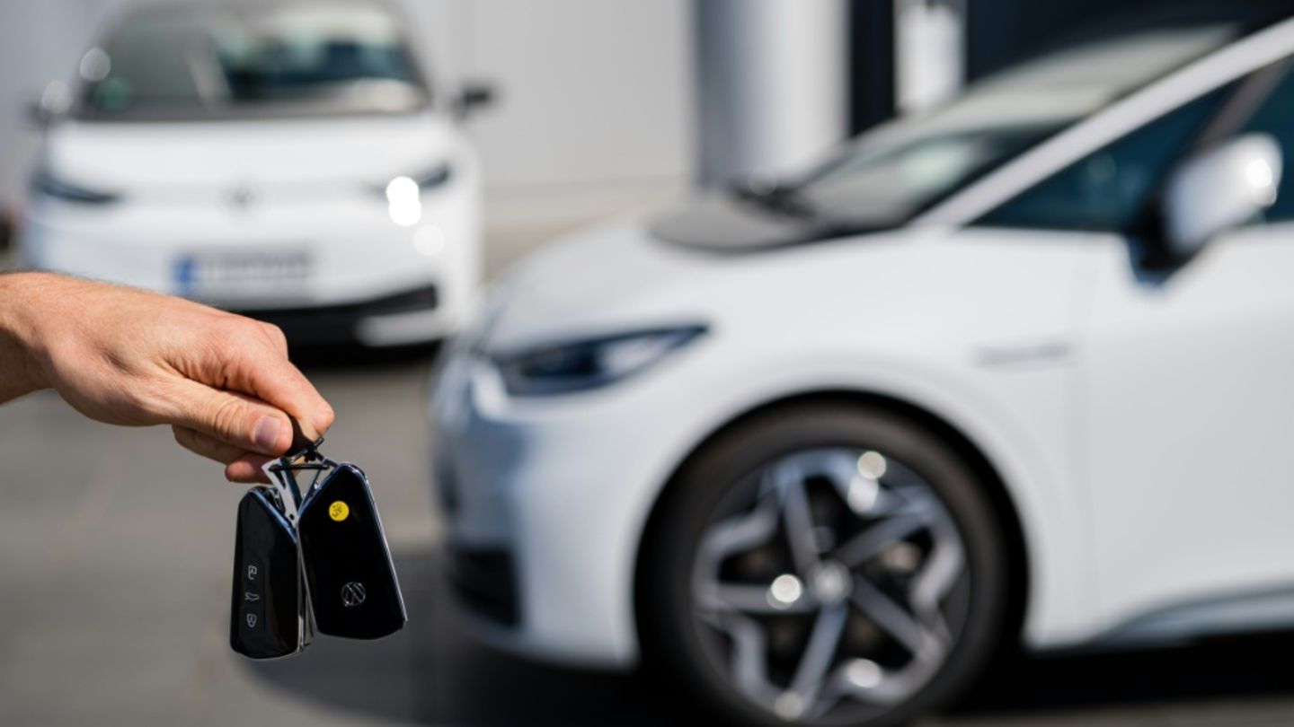 Materialmangel und Kaufzurückhaltung: Autobranche "schafft es nicht aus der Krise"