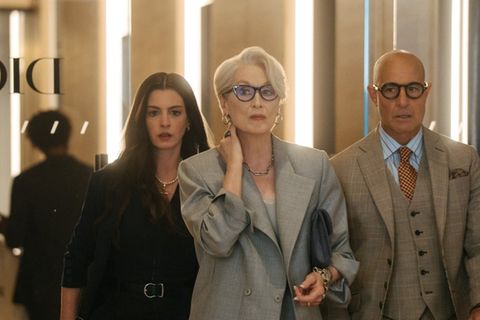 Anne Hathaway (l.), Meryl Streep und Stanley Tucci marschieren mit "Der Teufel trägt Prada 2" an die Spitze der Kinocharts.