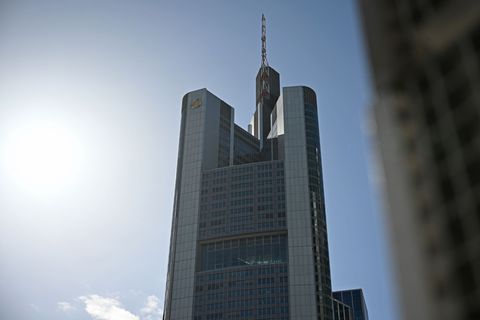 Objekt der Begierde: die Commerzbank in Frankfurt. (Archivbild) Foto: Michael Brandt/dpa