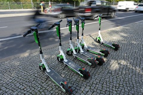 E-Scooter an Straßenrand