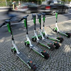 E-Scooter an Straßenrand