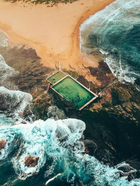 Ein Swimmingpool an der Meeresküste