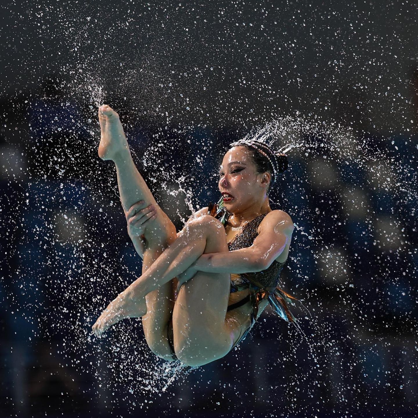 Xi An, China. Eine Teilnehmerin von Team Japan versucht beim „World Aquatics Artistic Swimming World Cup“ mit ihrem Sprung, möglichst viele Punkte zu ergattern.