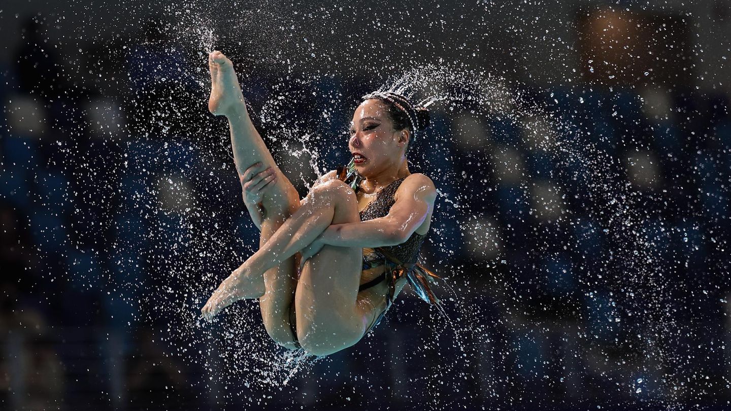 Xi An, China. Eine Teilnehmerin von Team Japan versucht beim „World Aquatics Artistic Swimming World Cup“ mit ihrem Sprung, möglichst viele Punkte zu ergattern.