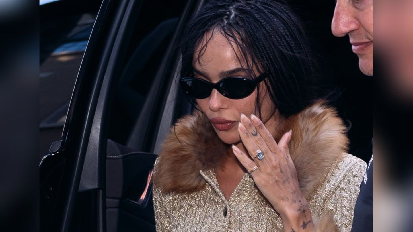 Zoë Kravitz zeigt ihr Schmuckstück am Finger.
