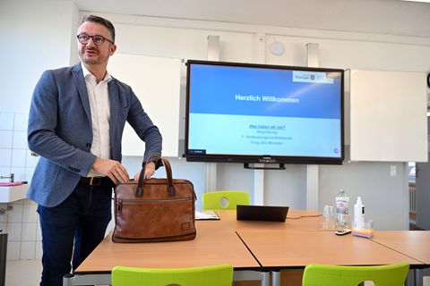 Thüringens Bildungsminister Christian Tischner (CDU) hat sich über datengestützte Schulentwicklung informiert. (Archivbild) Foto