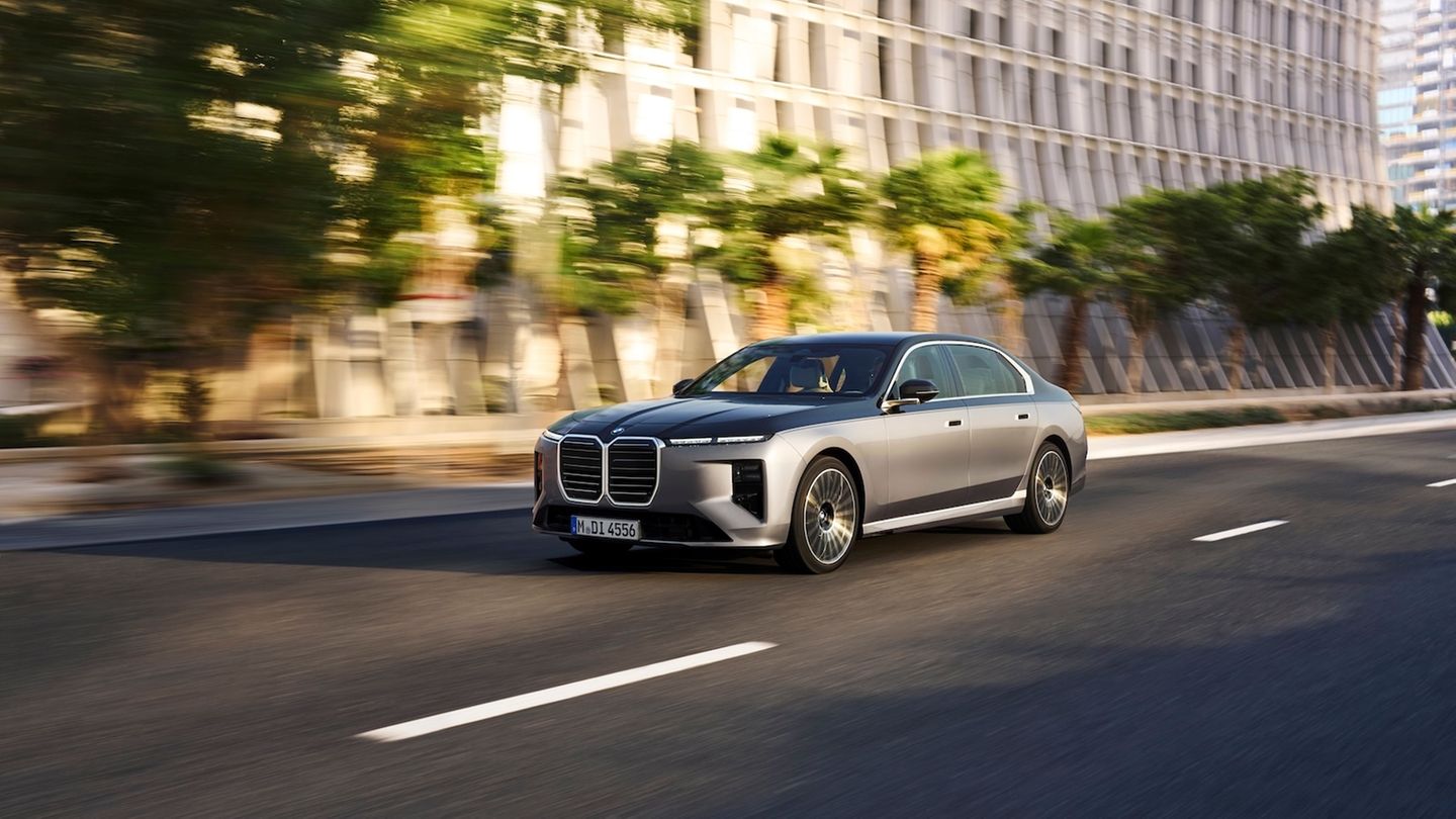 BMW i7