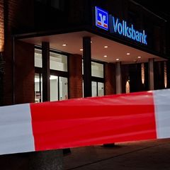 Beim Banküberfall der Volksbank-Filiale in Stuhr erbeuteten die Täter Wertgegenstände im Wert von mehr als zweiu Millionen Euro
