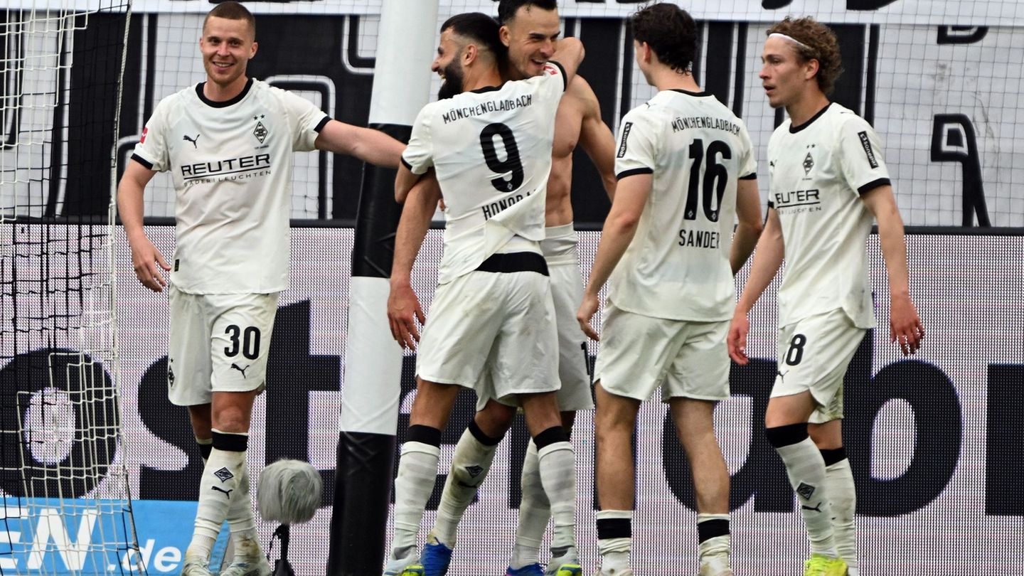 Gladbach jubelt über das Siegtor zum 1:0. Foto: Federico Gambarini/dpa